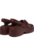 Vista posteriore dei sandali Camper Tasha bordeaux con cinturino regolabile e chiusura a velcro.