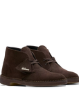Clarks Desert Boot marrone cioccolato in pelle scamosciata, vista a tre quarti della coppia