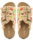 Sandali Coral Blue in raffia ricamata con applicazioni multicolor e fibbie regolabili vista tre quarti