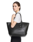 Borsa Hogan Address nera donna indossata a spalla