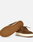 Coppia di Sneakers Hogan H668 Barca uomo Made in Italy in pelle scamosciata color cuoio.