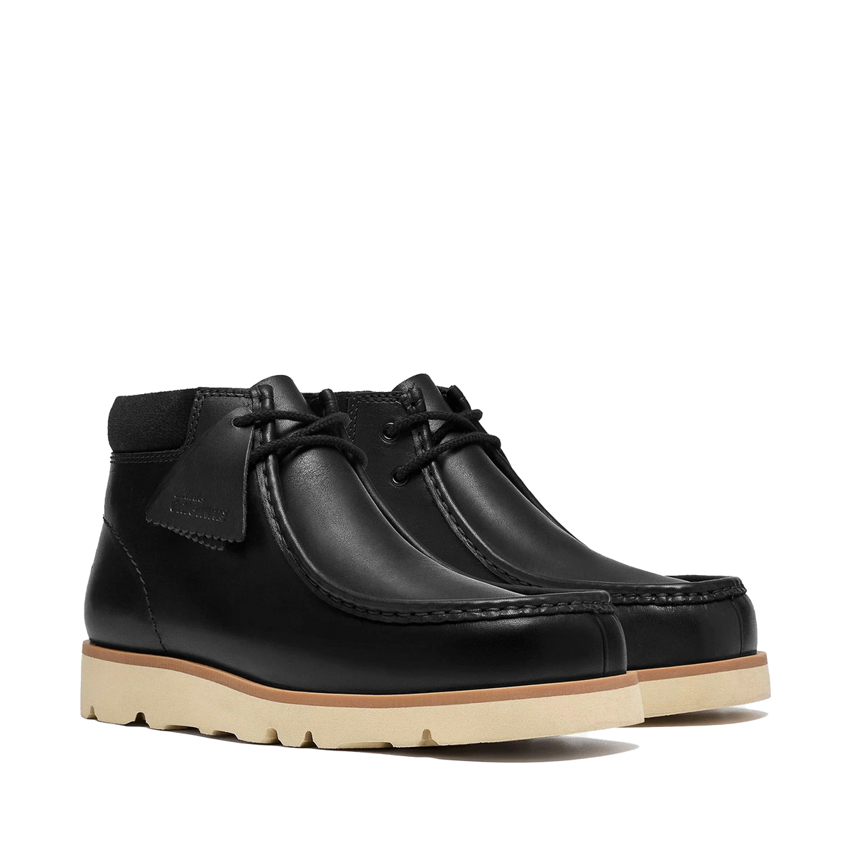 Stivaletti Clarks Walla Orkhon uomo in pelle nera, vista a tre quarti con fondo Vibram chiaro