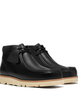 Stivaletti Clarks Walla Orkhon uomo in pelle nera, vista a tre quarti con fondo Vibram chiaro