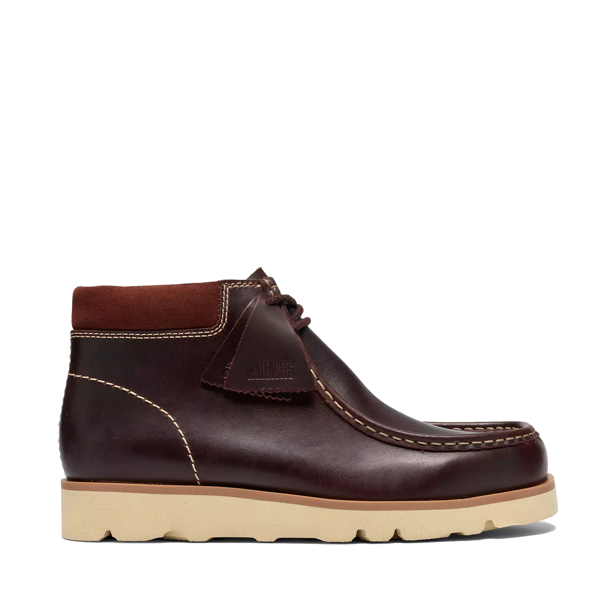 Dettaglio Clarks Walla Orkhon bordeaux in pelle con etichetta Wallabees e lacci intrecciati di ricambio
