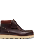 Dettaglio Clarks Walla Orkhon bordeaux in pelle con etichetta Wallabees e lacci intrecciati di ricambio