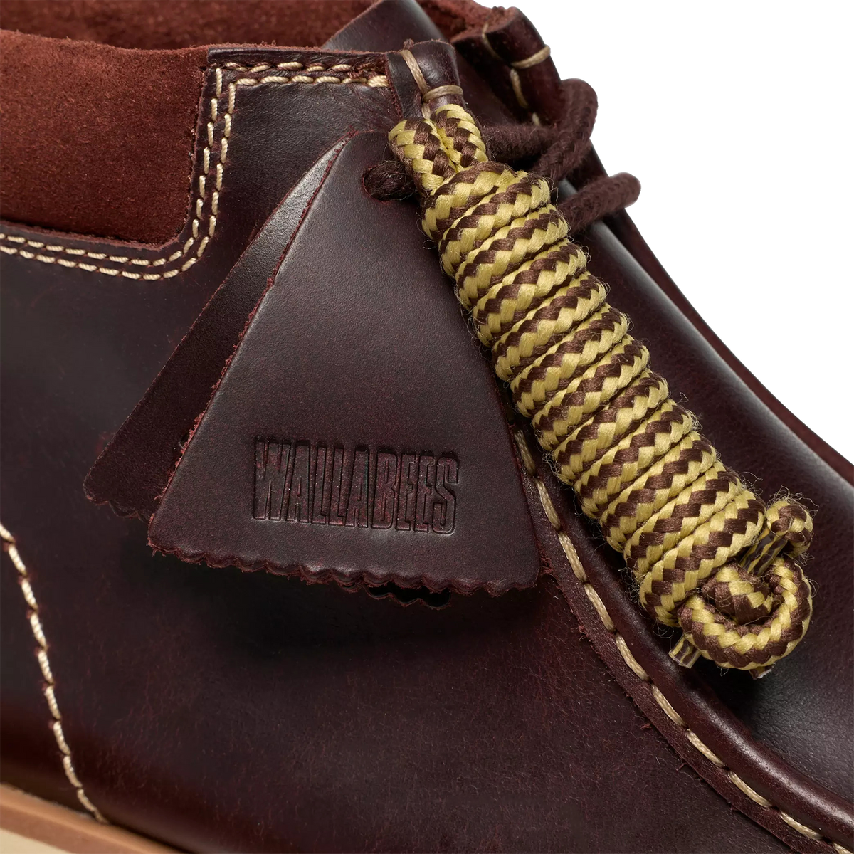 Dettaglio Clarks Walla Orkhon bordeaux in pelle con etichetta Wallabees e lacci intrecciati di ricambio
