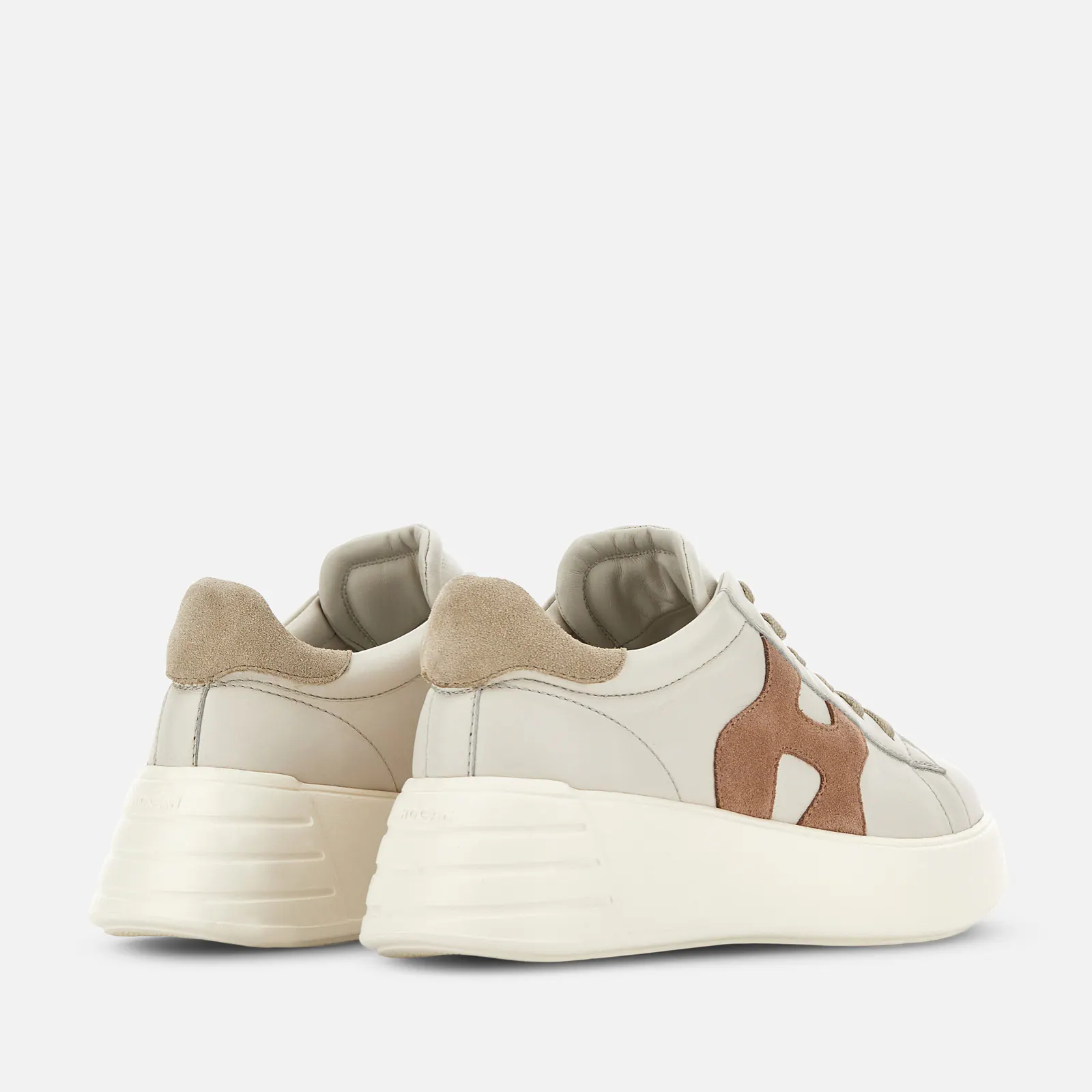 Dettaglio posteriore sneakers Hogan Rebel donna beige avorio con tallone in suede e suola alta