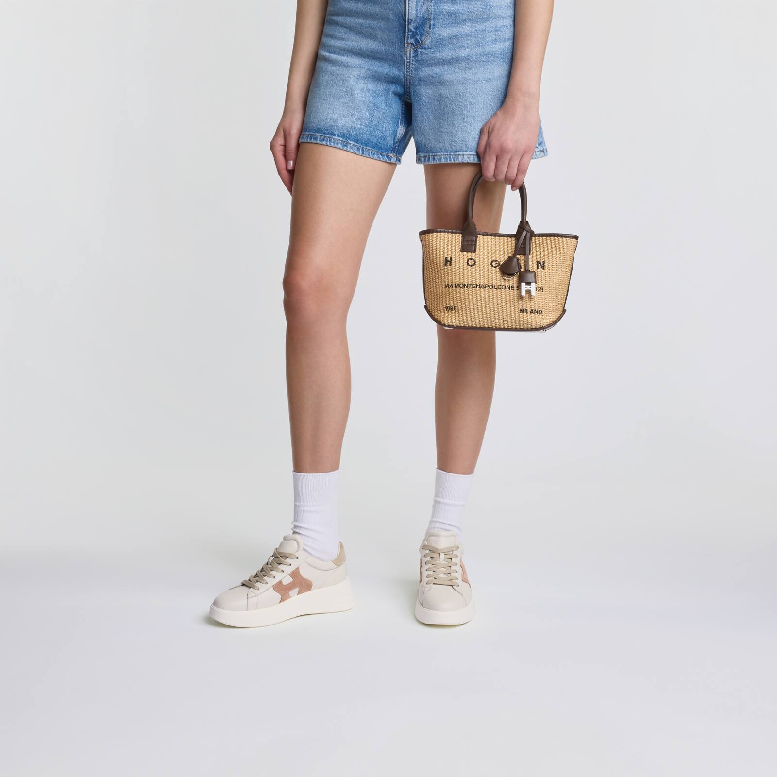 Sneakers Hogan Rebel donna avorio nude indossate outfit casual estivo platform Hogan